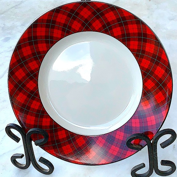 222 FIFTH CHRISTMAS PLAID SALAD PLATE 8 3/4TH INCH RED BLACK GREEN - Picture 2 of 4